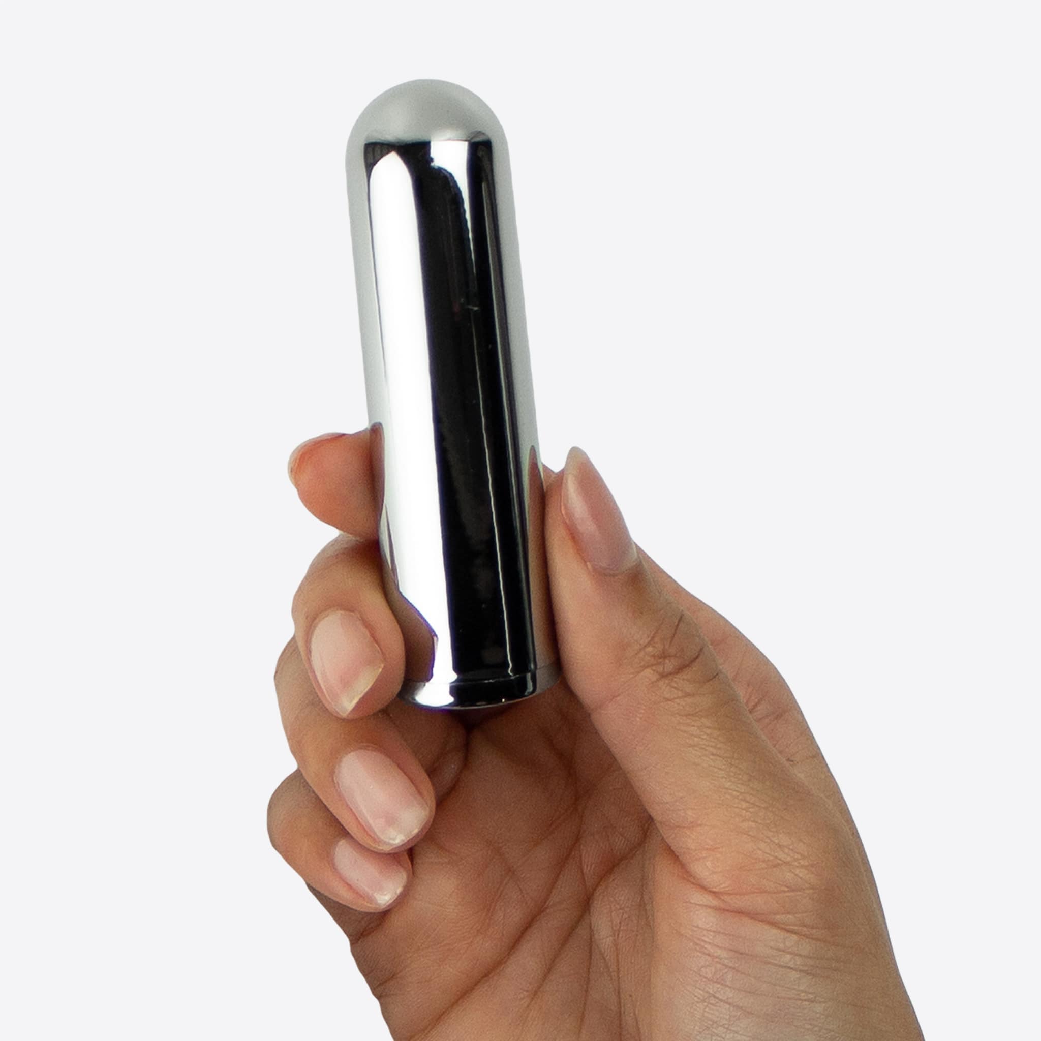 Nærbillede af Unilove Thrill fjernbetjent mini bullet vibrator i feminin hånd